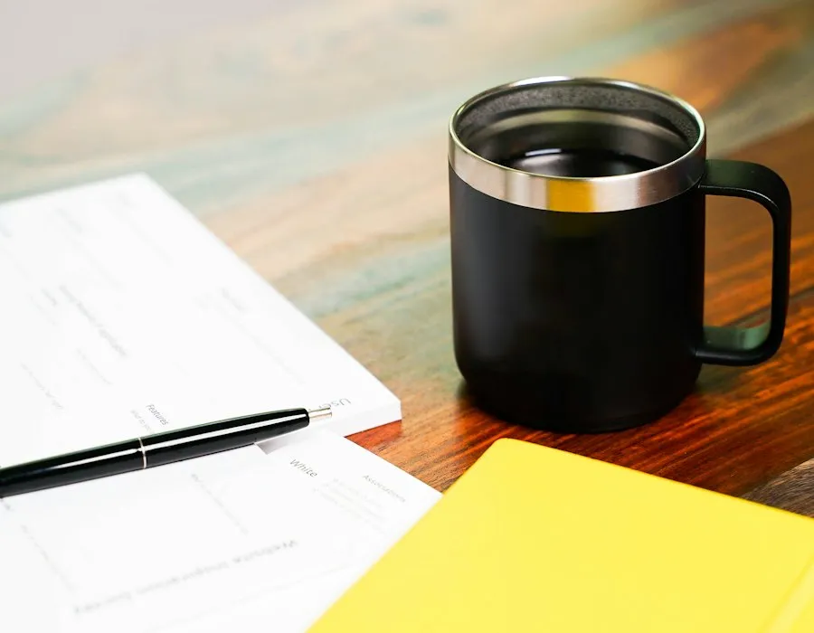 Taza de café y cuaderno sobre una mesa