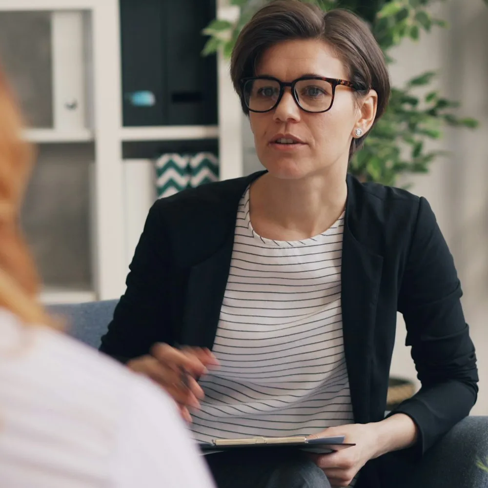 Psicóloga conversando con una paciente en consulta